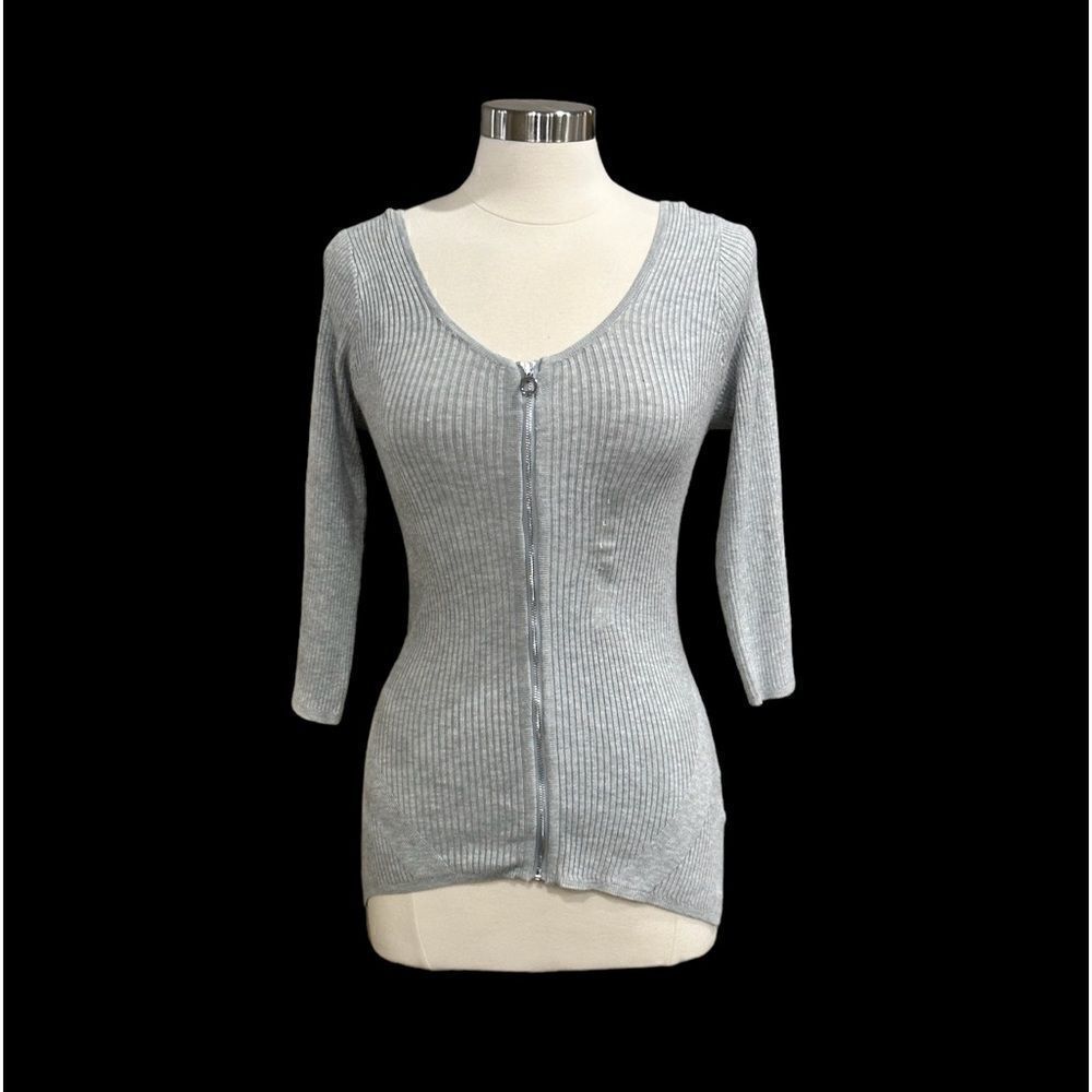 GUESS Ribbed Front Zip-Up 3/4 Sleeves Sweater in the Size Large